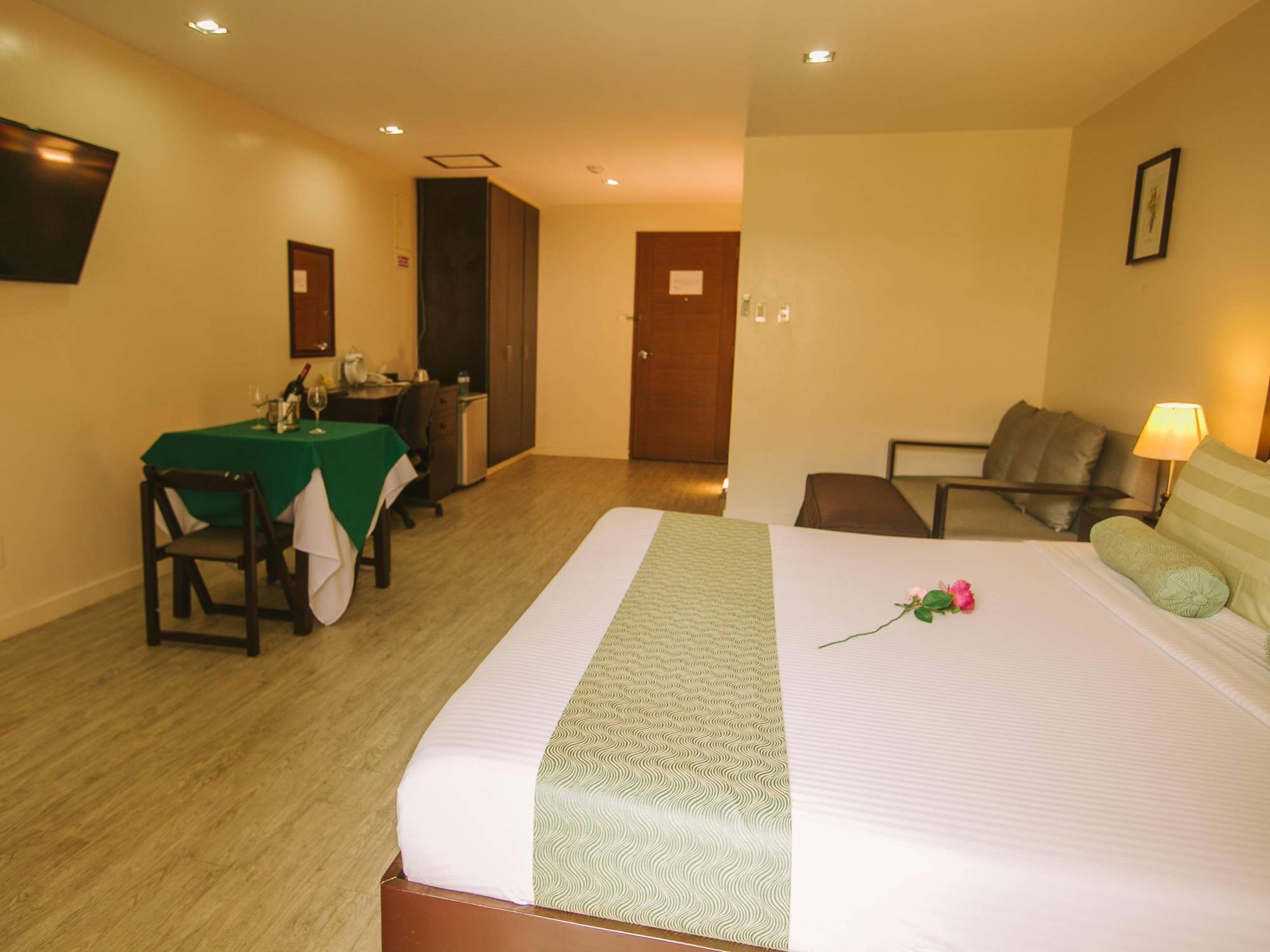 Subic Coco Hotel Olongapo City Exteriör bild